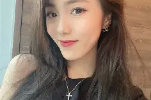 IU与边佑锡在《完美王冠》片场练习华尔兹与吻戏的趣味花絮！